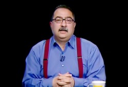 بالفيديو.. أرجوز الانقلاب يردد كلام عباس كامل حرفيًّا