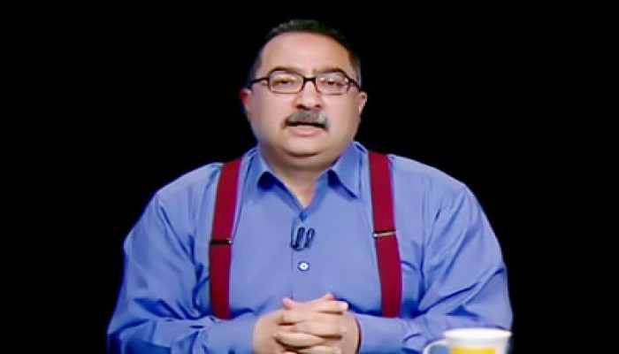 بالفيديو.. أرجوز الانقلاب يردد كلام عباس كامل حرفيًّا