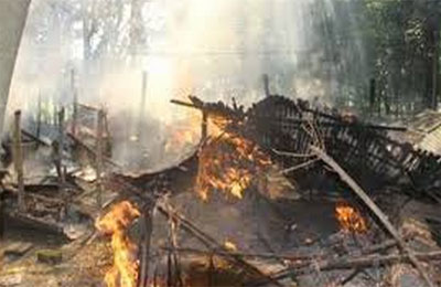 الهندوس يشعلون النار في 20 كوخًا للمسلمين شرق الهند