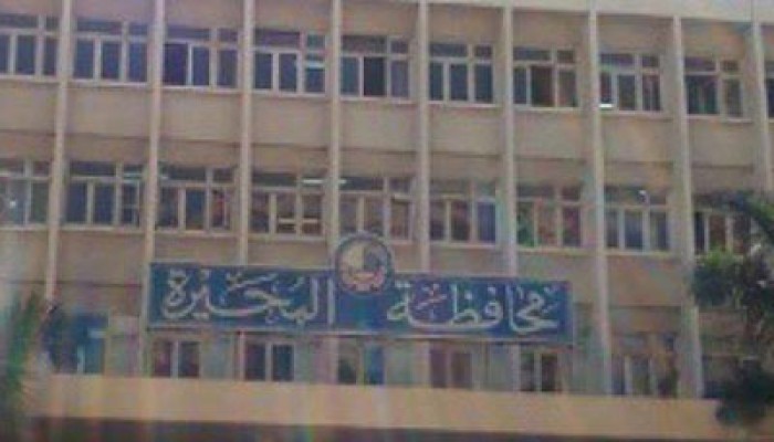 أهالي المحمودية يحاصرون قسم الشرطة بالأنابيب الفارغة