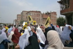 فيديو.. سلاسل بشرية لثوار أبوحماد رفضًا لحكم العسكر