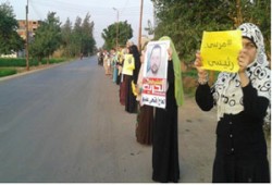 سلسلة بشرية بمنوف في جمعة "تقدموا للحرية والكرامة"