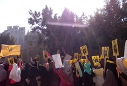 وقفة لطالبات أزهر الخانكة احتجاجًا علي فصل 4 من زميلاتهن