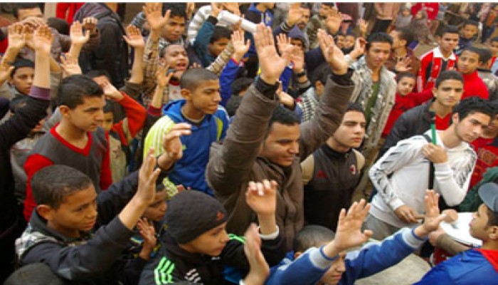 فيديو.. مسيرة لـ"ضنك" بمطرطارس تندد بسوء الأحوال المعيشية