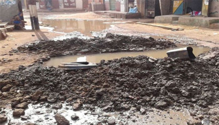 مياه الصرف تغرق شوارع القرين وتشل حركة المرور