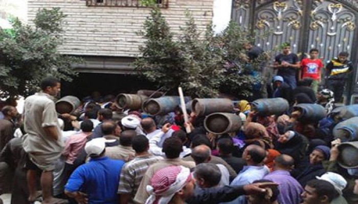 طوابير ومشاجرات أمام مستودعات إيتاي.. والأنبوبة تصل لـ50 جنيهًا