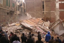 مصرع فتاة وإصابة شقيقتها في انهيار عقار بمحرم بك