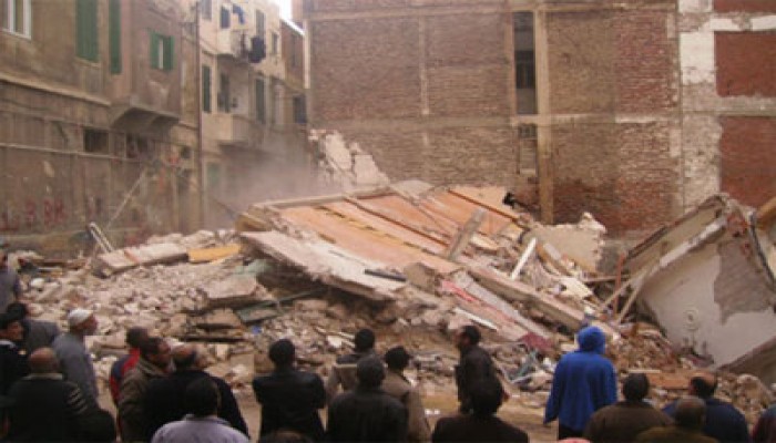 مصرع فتاة وإصابة شقيقتها في انهيار عقار بمحرم بك