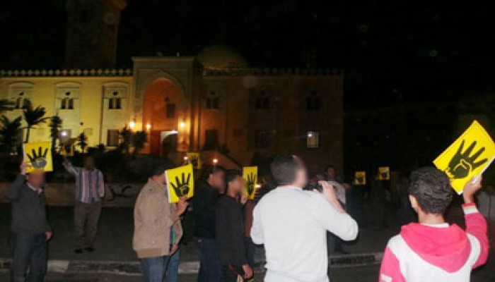 فيديو.. وقفة ليلية شبابية بالعريش تدعو لانتفاضة 25 يناير
