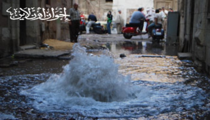 فشل الانقلاب.. انفجار ماسورة مياه يشل شوارع أسوان