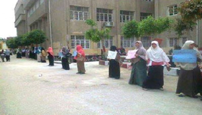 سلسلة بشرية لحرائر تفهنا تنديدًا بفصل طالبات الأزهر