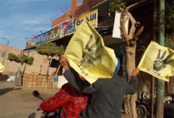 ثوار مدينة نجع حمادي يواصلون حراكهم الثوري رغم الأمطار