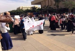 وقفة لطالبات حلوان تندد باعتقال 50 طالبًا من زملائهم