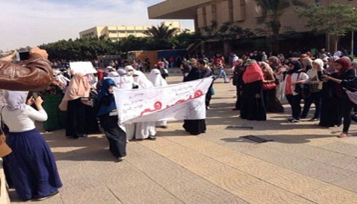 وقفة لطالبات حلوان تندد باعتقال 50 طالبًا من زملائهم