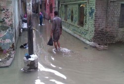 غرق شوارع منيا القمح في مياه الصرف.. والانقلاب يتجاهل