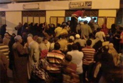 طوابير ومشادات أمام منافذ بيع السلع التموينية بالسنطة