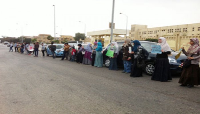 سلسلة بشرية بزايد في جمعة "معًا للتحرير والتطهير"