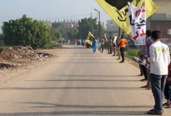 سلسلة بشرية لثوار زفتى مع بدء أسبوع "مكملين والله مولانا"