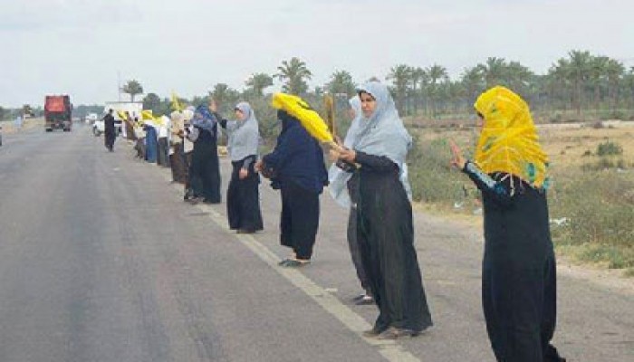 سلسلة بشرية بالكفر الجديد تهتف بالقصاص لدماء الشهداء