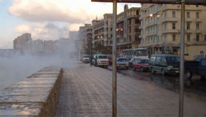 شلل مروري بمدينة الواسطى لانفجار ماسورة مياه رئيسية