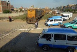 أهالي أرض اللواء يهدمون سور مزلقان بعد إنشائه بـ24ساعة