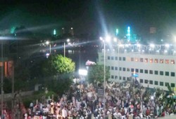 ‏ثوار شطورة يهتفون بالحرية للمعتقلين في سلسلة بشرية\