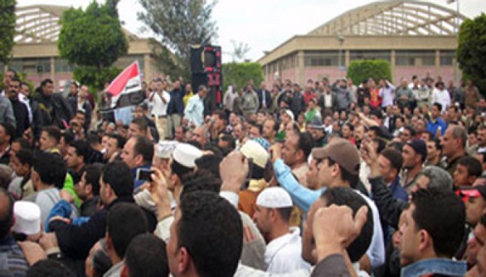 تواصل اعتصام عمال غزل المحلة للمطالبة بمستحقاتهم