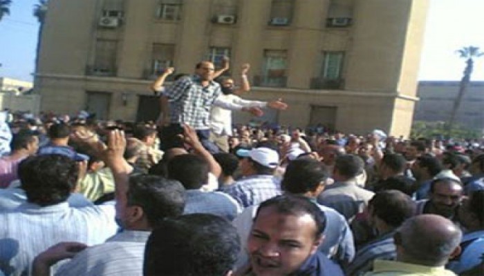 مظاهرة للعاملين بمشروع خبز البحيرة رفضا لتشريدهم