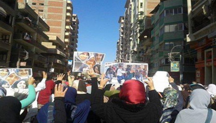 مسيرة على طريق المنصورة الزراعي تهتف بالقصاص للشهداء