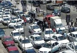 مظاهرة لسائقي التاكسي بالعاشر احتجاجًا على قطع أرزاقهم