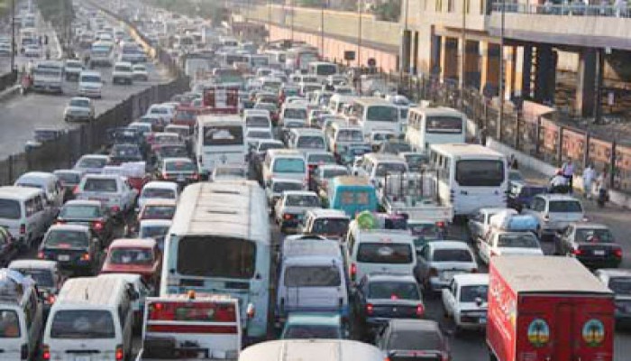 شلل بكوم أمبو نتيجة الفوضى المرورية على طريق "القاهرة- أسوان"