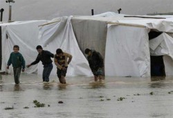 البرد والأوبئة يهددان حياة 150 ألفًا من أطفال سوريا بالمخيمات