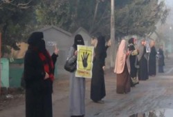 مباشر.. أسر الشهداء والمعتقلين تتقدم سلاسل بشرية بههيا