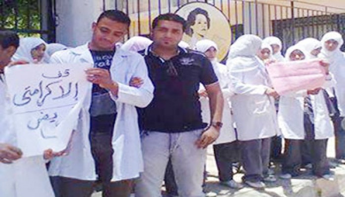 مظاهرة لممرضي الميري الجامعي بالإسكندرية للمطالبة بمستحقاتهم