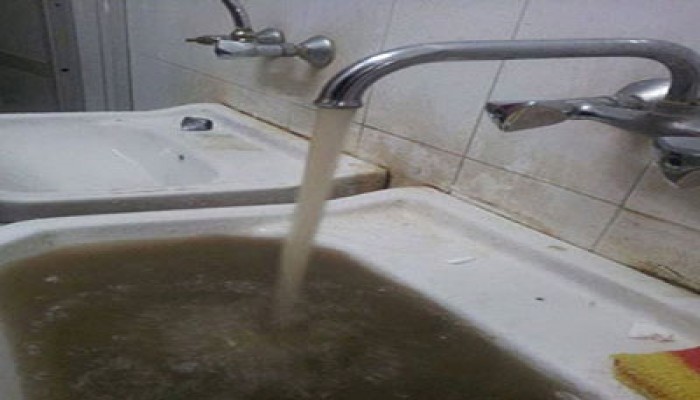 مواطن يعترض محافظ الانقلاب ببورسعيد احتجاجًا على تلوث المياه