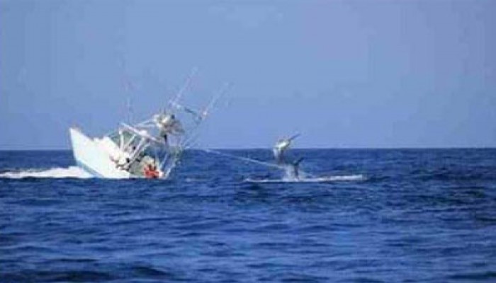 كوارث الانقلاب ..غرق مركب يحمل 35 صيادًا بالبحر الأحمر