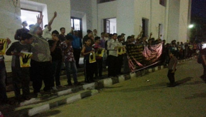 سلسلة بشرية لثوار فارسكور تندد بجرائم الانقلاب الإرهابي