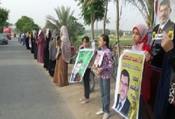 سلاسل بشرية على طريق "بلبيس- العاشر" تهتف بالقصاص للشهداء