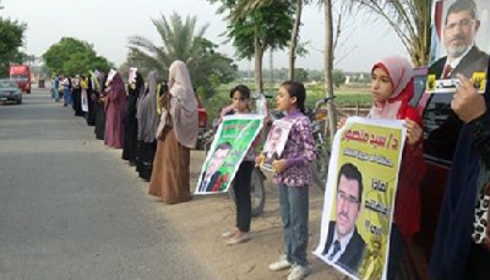 سلاسل بشرية على طريق "بلبيس- العاشر" تهتف بالقصاص للشهداء