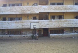 أهالي أبو حماد يشتكون تقاعس الانقلاب عن إعادة بناء مدرسة