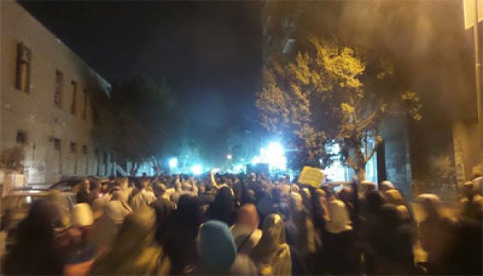 شباب بورسعيد يشعلون وقفة ليلية مفاجئة تهتف بالقصاص