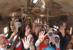 فيديو.. فعالية لشباب الجيزة داخل قطار "المناشي" رفضًا للانقلاب