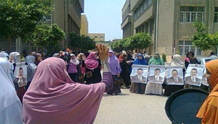 وقفة مفاجئة لطالبات أسيوط تندد باقتحام جامعة الأزهر