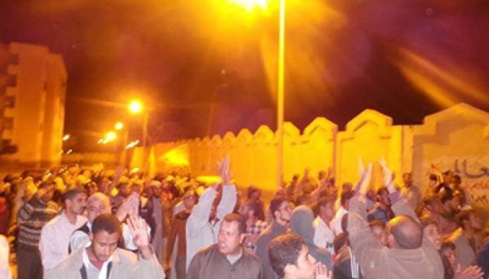 شباب العجمي يشعلون مسيرة ليلية بهتافات إسقاط الانقلاب