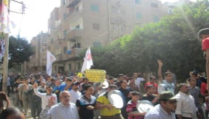 مسيرة لأهالي "حيدر" تهتف: "قضاء العسكر برأ المخلوع"