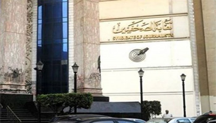 بلطجية المخلوع يعتدون على الثوار أمام نقابة الصحفيين