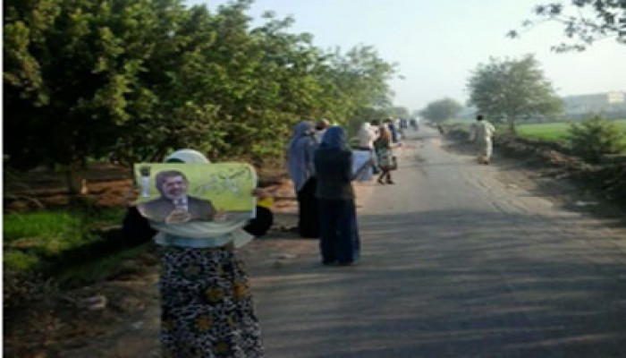 سلسلة بشرية لفتيات ‏نبروه تطالب بإسقاط حكم العسكر