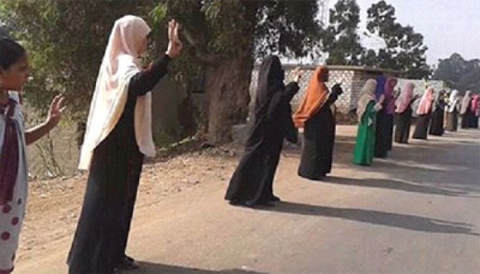 فيديو.. سلسلة نسائية بههيا تندد ببراءة المخلوع وعصابته