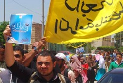 قوات الانقلاب تعتدي على مسيرة رافضة لتبرئة المخلوع بالزقازيق