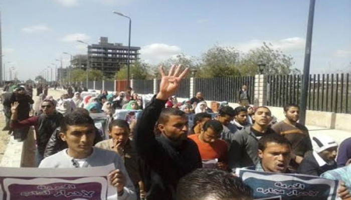 مسيرة طلابية بجامعة دمنهور احتجاجًا على تبرئة المخلوع